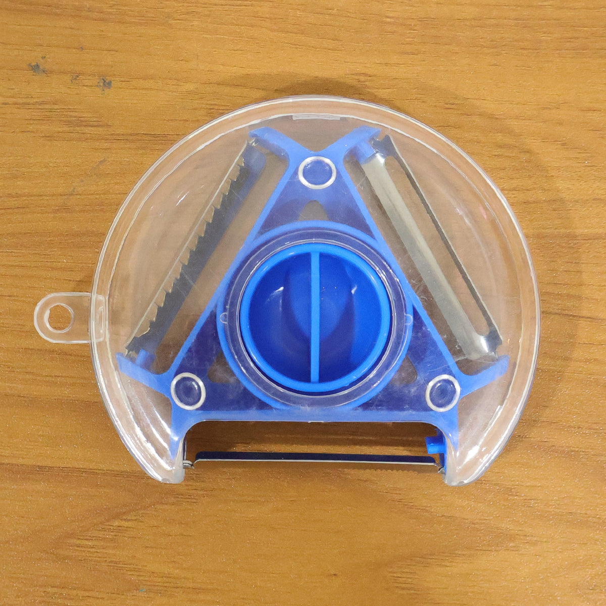 ompact kitchen vegetable peeler for everyday use