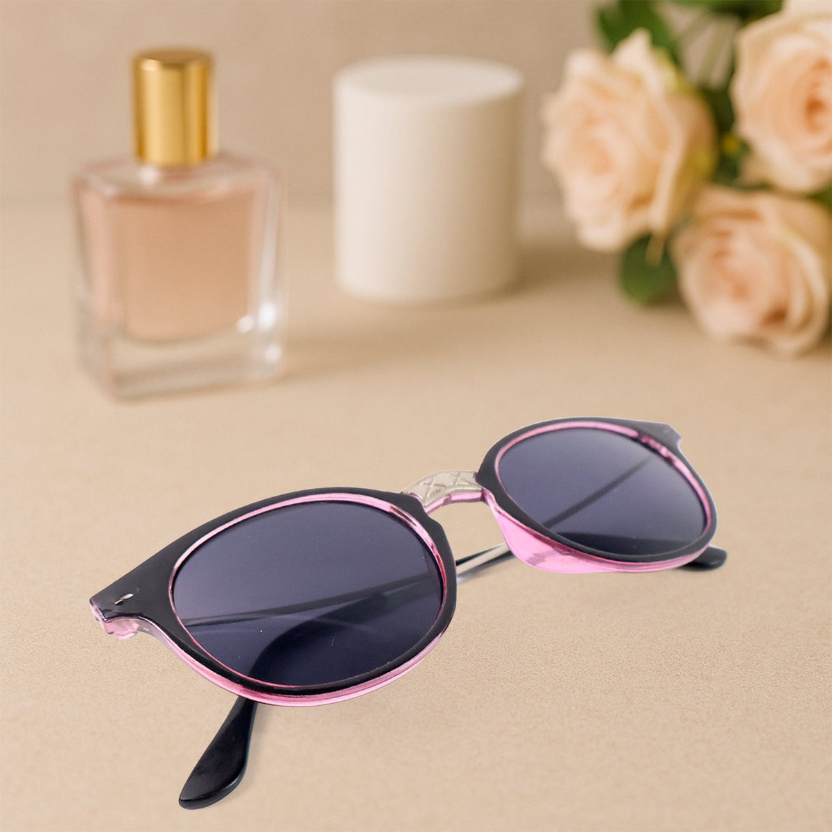 Foldable Holder with Sunglasses